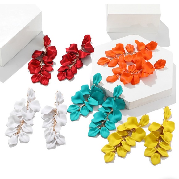 💟Host Pick:New White Dangling Rose Petal Earrings - Picture 3 of 3